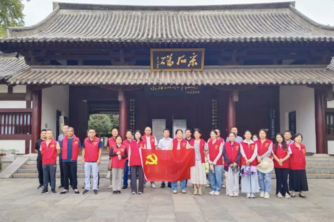 采石风景区管委会开展“‘党旗红’守护‘生态绿’”主题党日活动